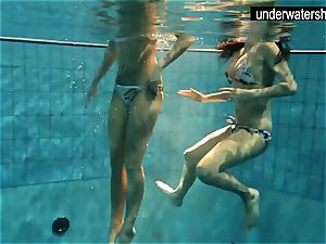 2 jaw-dropping amateurs demonstrating their bods off under water